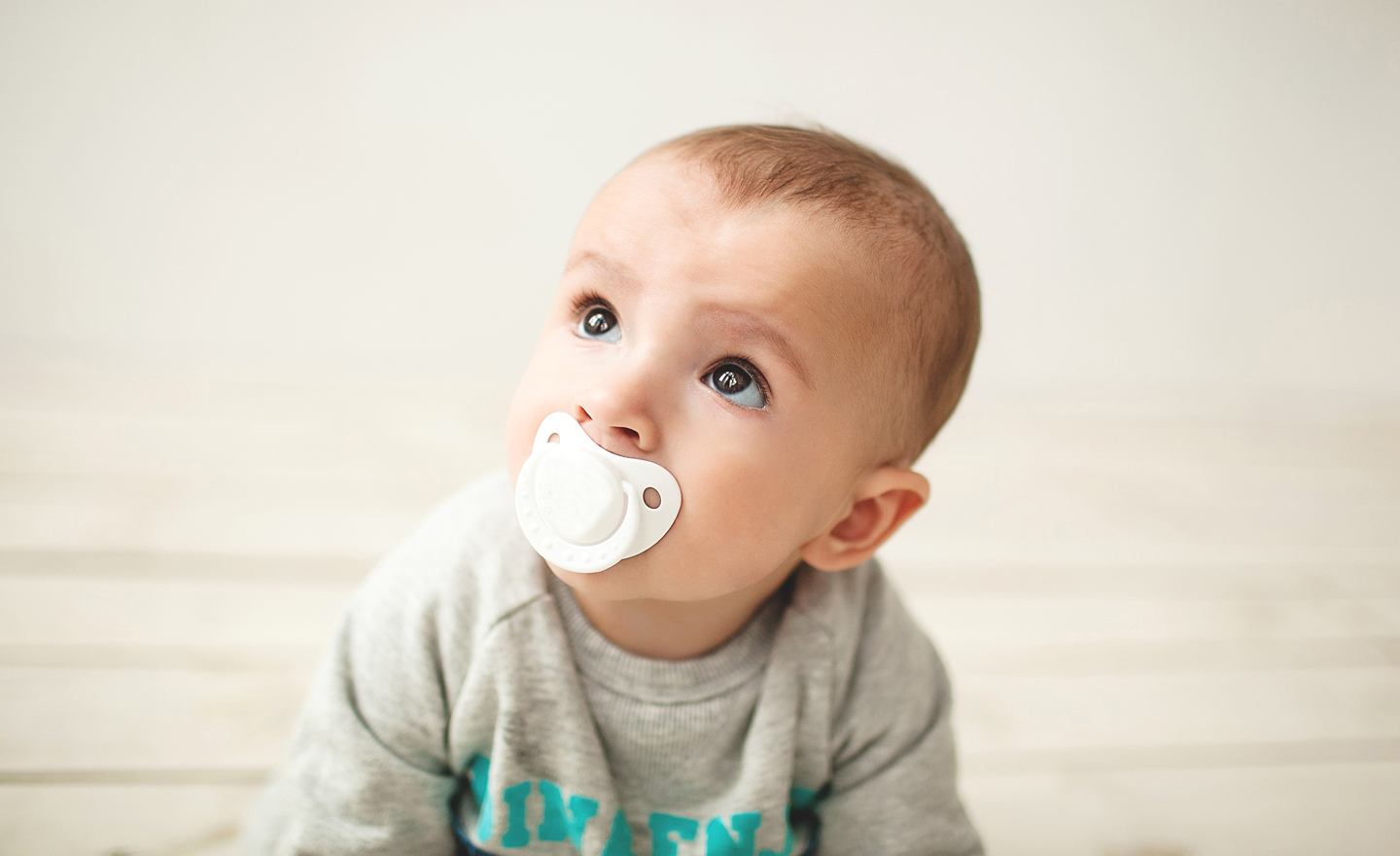 Mon bébé perd sa tétine la nuit