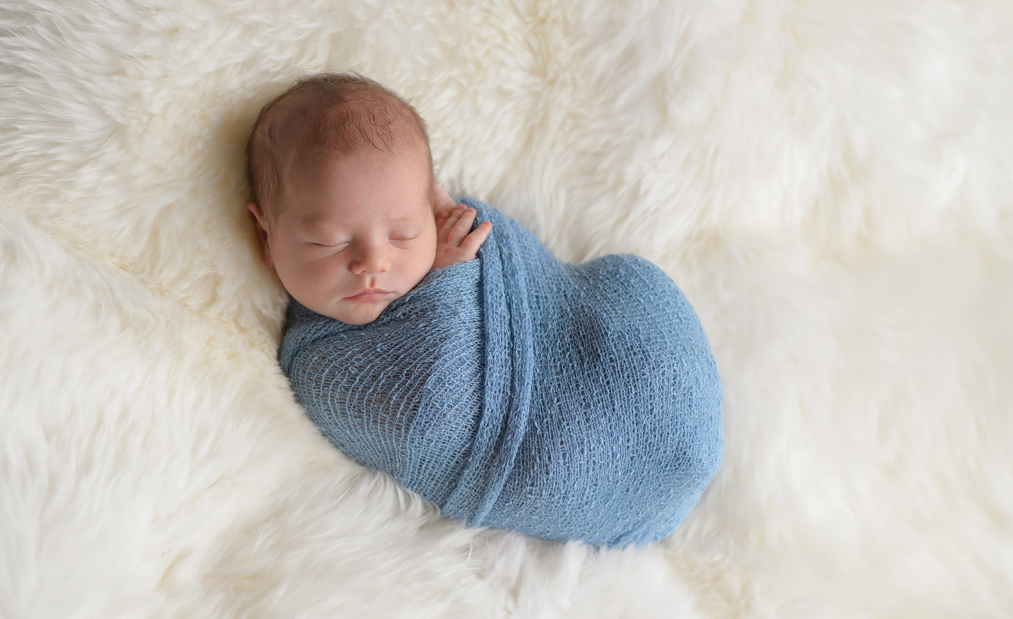 Emmaillotage de Bébé : quels sont les bienfaits ?