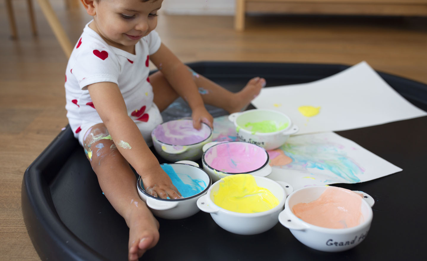 Comment faire peindre les enfants avec les mains - Bébés et Mamans