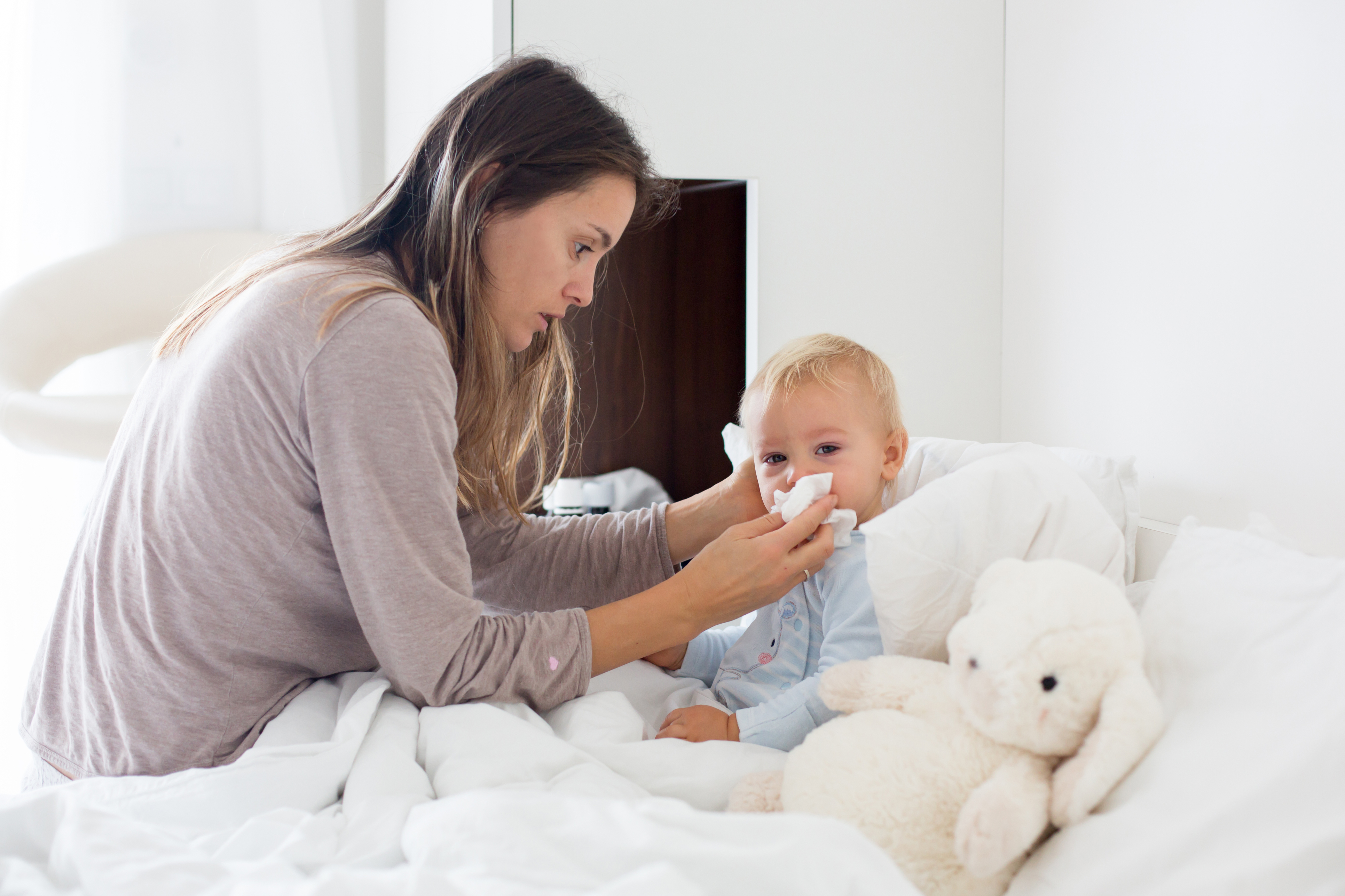 Mon enfant est malade : la crèche va-t-elle me le garder ?