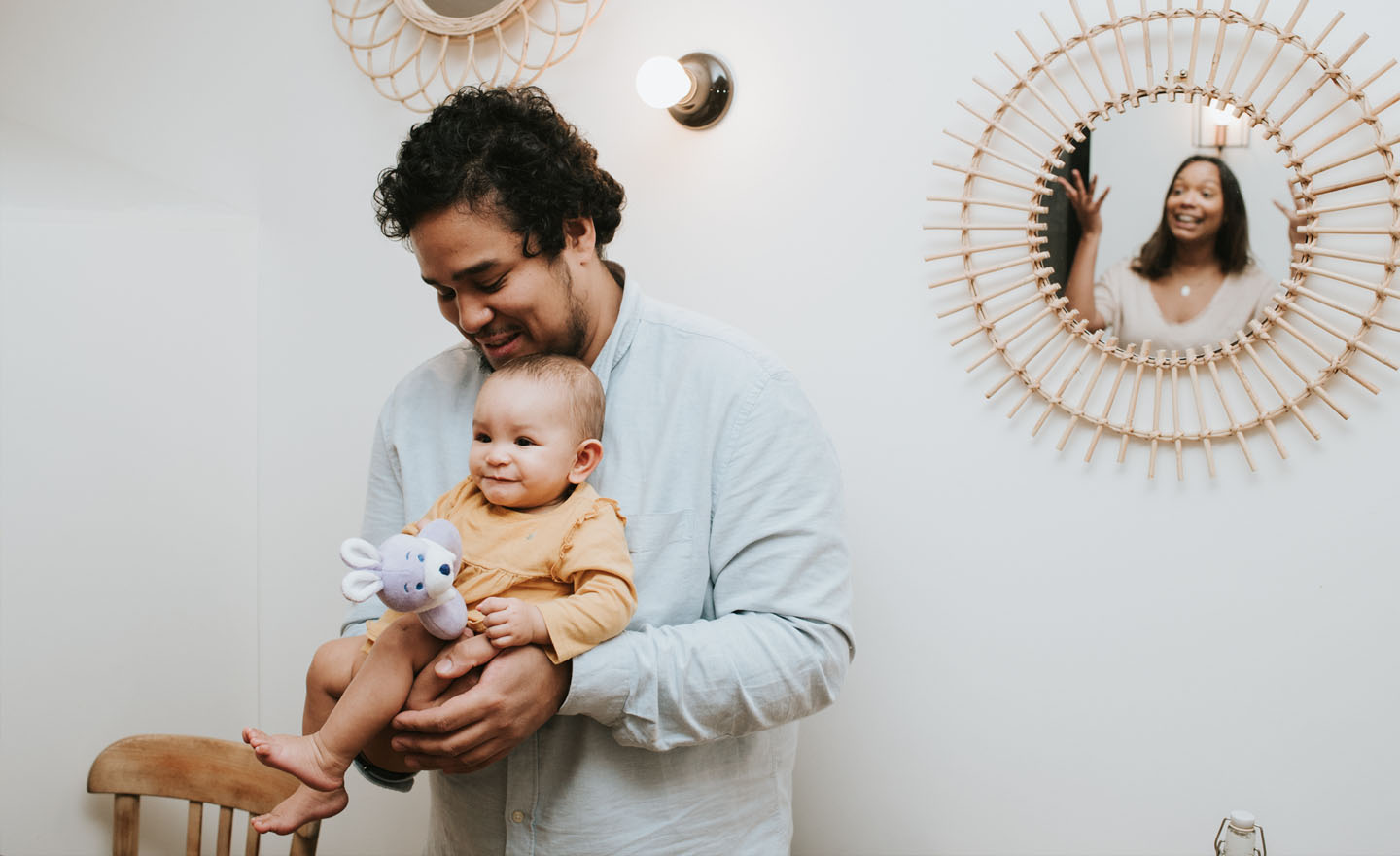 Pourquoi le doudou est important pour bébé ?, Autour de bébé