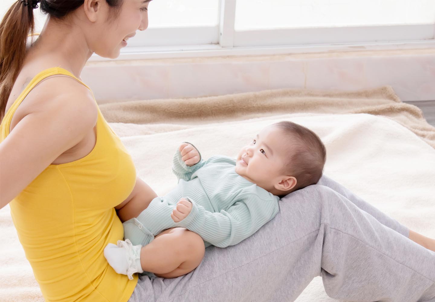 Tout savoir sur le développement de Bébé à 2 mois : éveil, alimentation, sommeil…