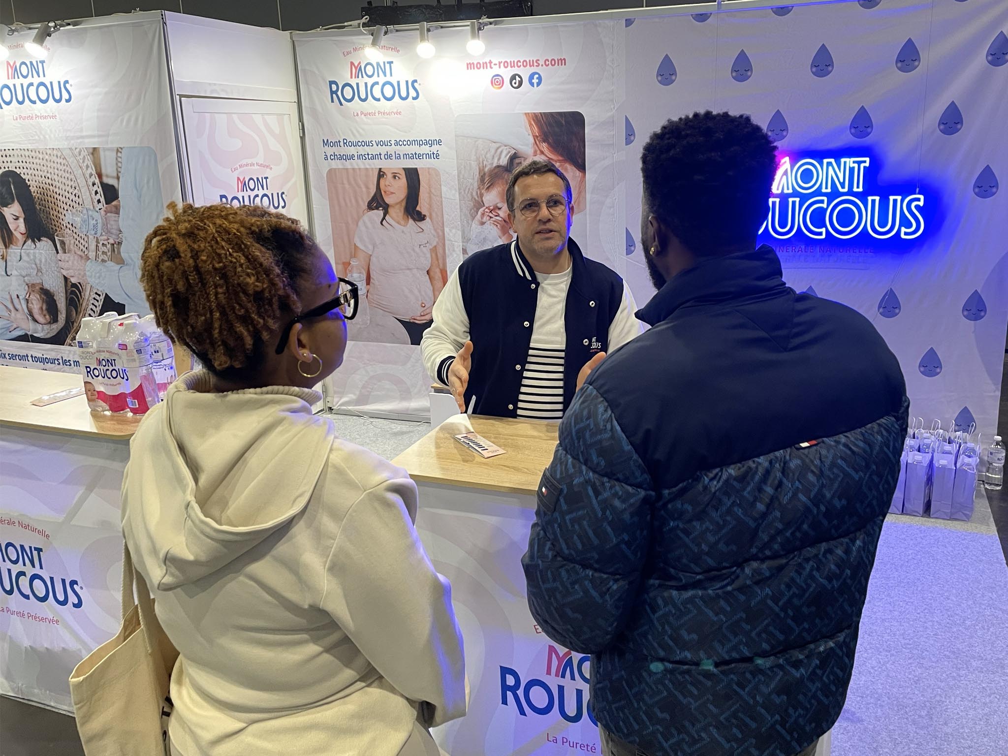un représentant du stand Mont Roucous au salon baby