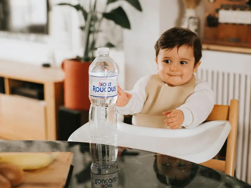 5 astuces pour faire boire de l'eau à Bébé