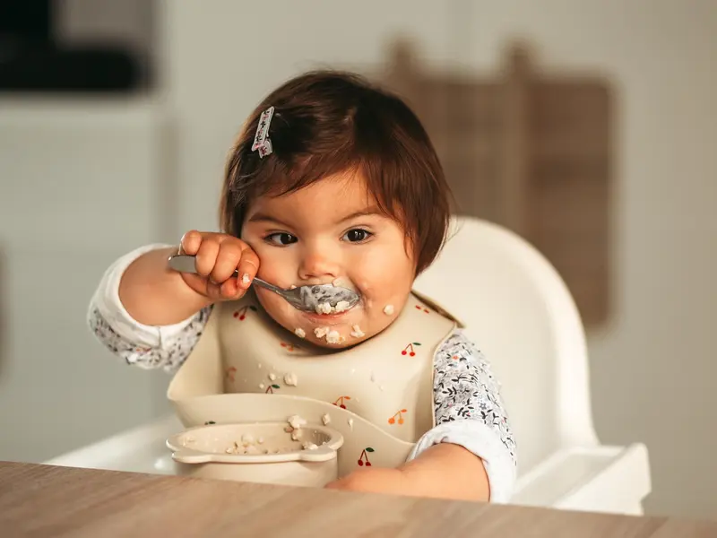 A quel âge bébé mange seul ?