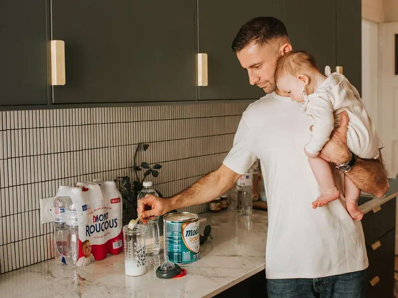 préparer le biberon de bébé