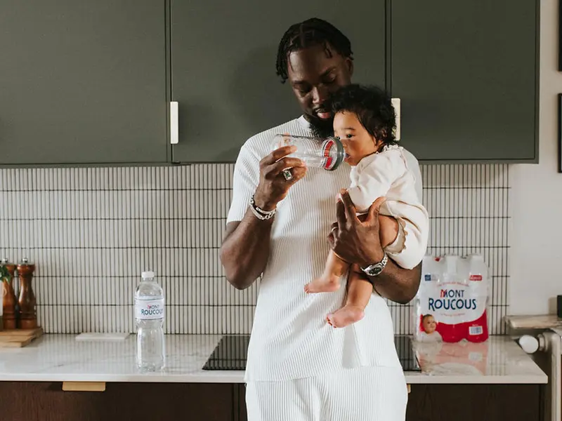 Bébé boit un biberon d'eau Mont Roucous