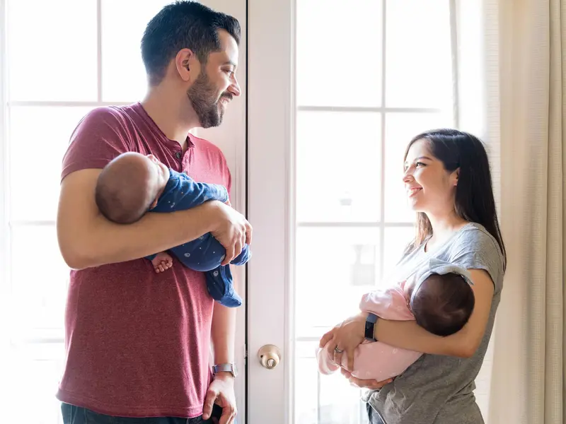 retour à la maison avec des jumeaux 
