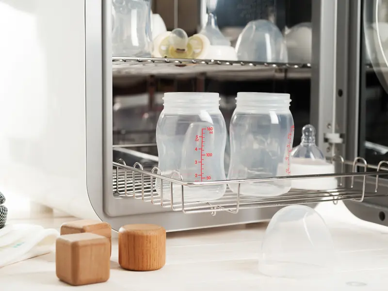 Faut-il stériliser les biberons ?