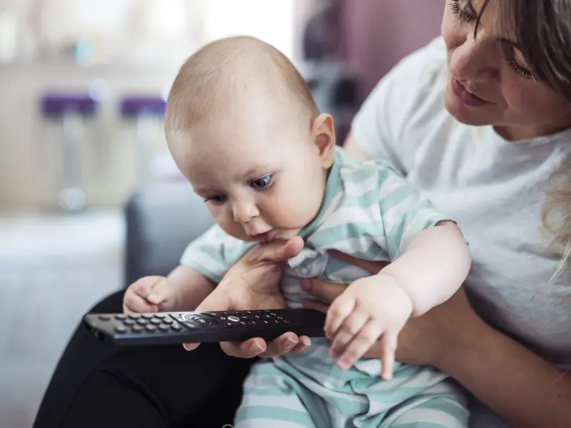 Bébé et la télé : attention danger